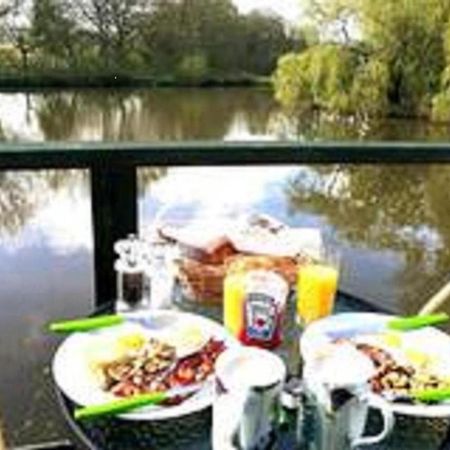 Snug & Secluded Lakeside Shepherds Hut 'Carp' Uckfield Bagian luar foto