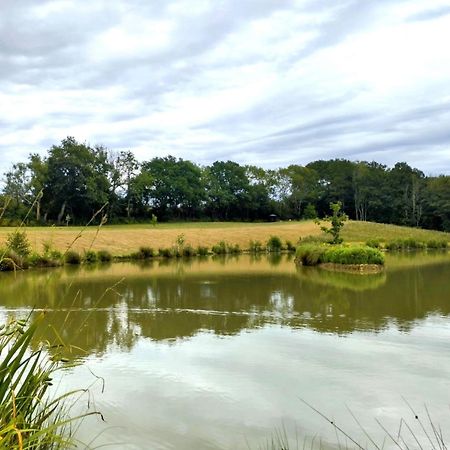 Snug & Secluded Lakeside Shepherds Hut 'Carp' Uckfield Bagian luar foto