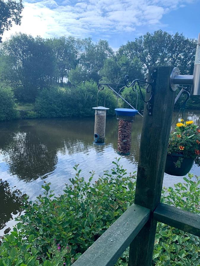 Snug & Secluded Lakeside Shepherds Hut 'Carp' Uckfield Bagian luar foto