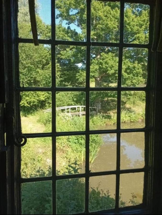 Snug & Secluded Lakeside Shepherds Hut 'Carp' Uckfield Bagian luar foto