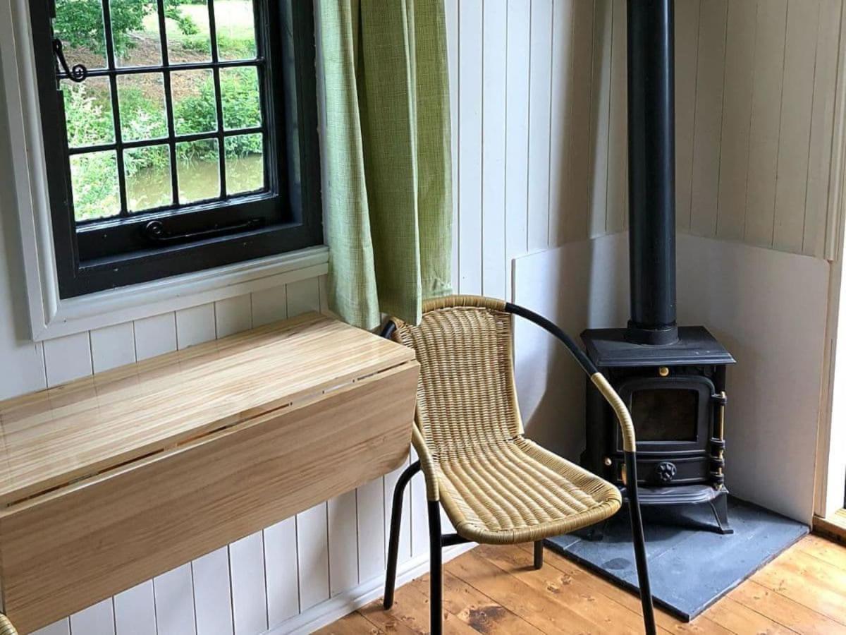 Snug & Secluded Lakeside Shepherds Hut 'Carp' Uckfield Bagian luar foto
