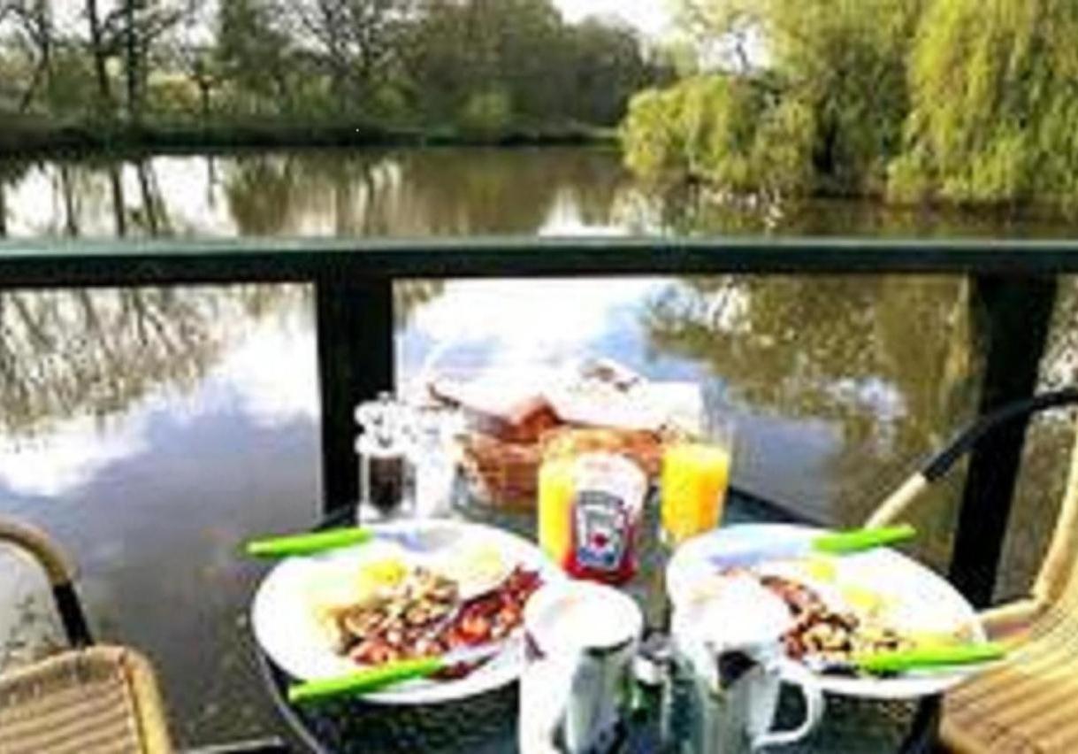 Snug & Secluded Lakeside Shepherds Hut 'Carp' Uckfield Bagian luar foto