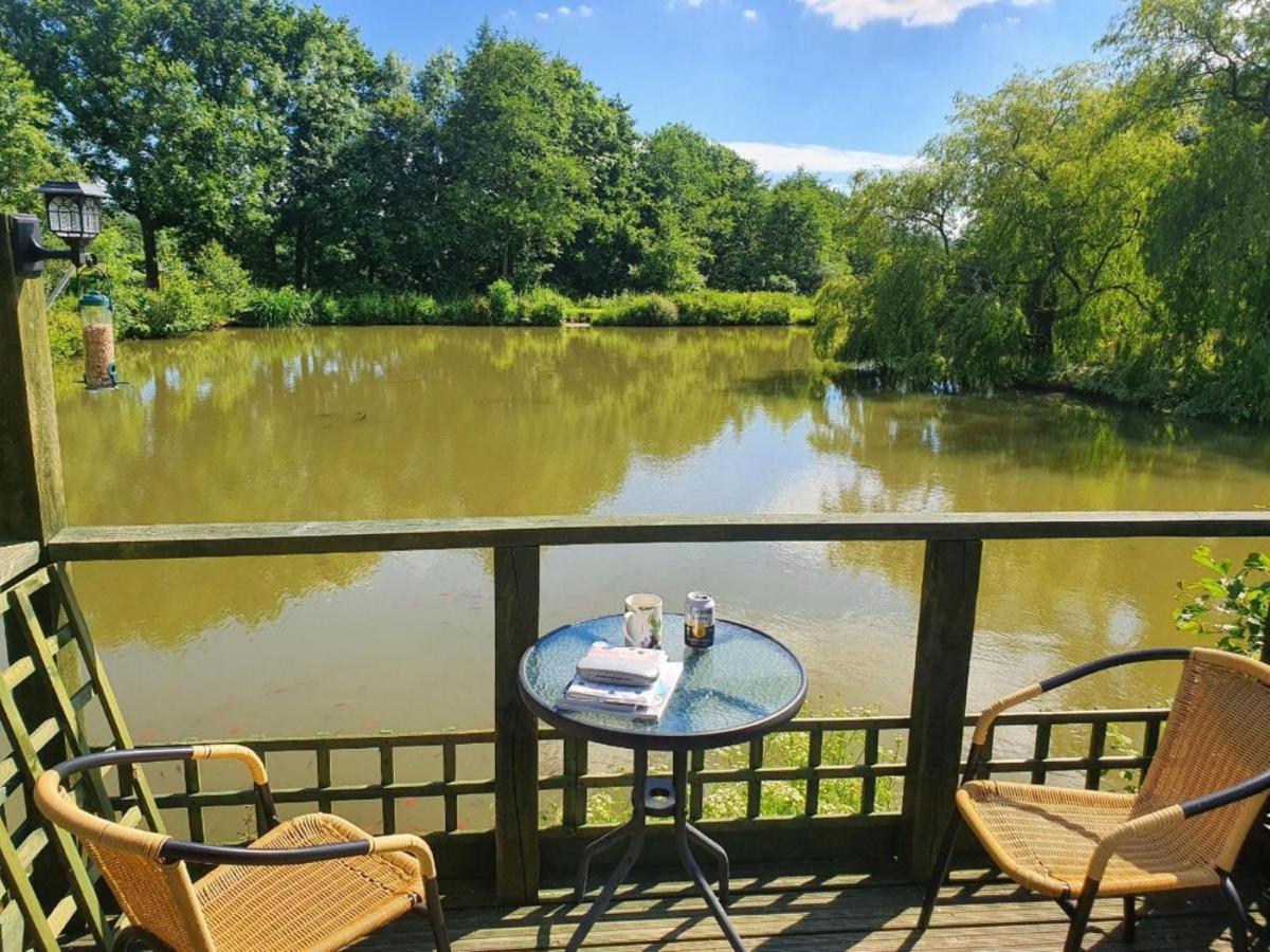 Snug & Secluded Lakeside Shepherds Hut 'Carp' Uckfield Bagian luar foto