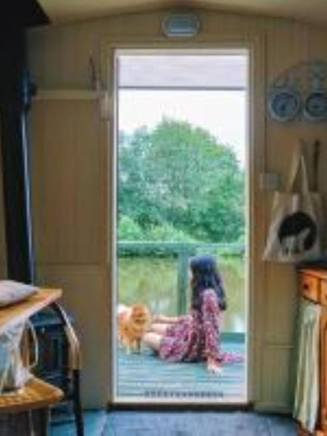 Snug & Secluded Lakeside Shepherds Hut 'Carp' Uckfield Bagian luar foto