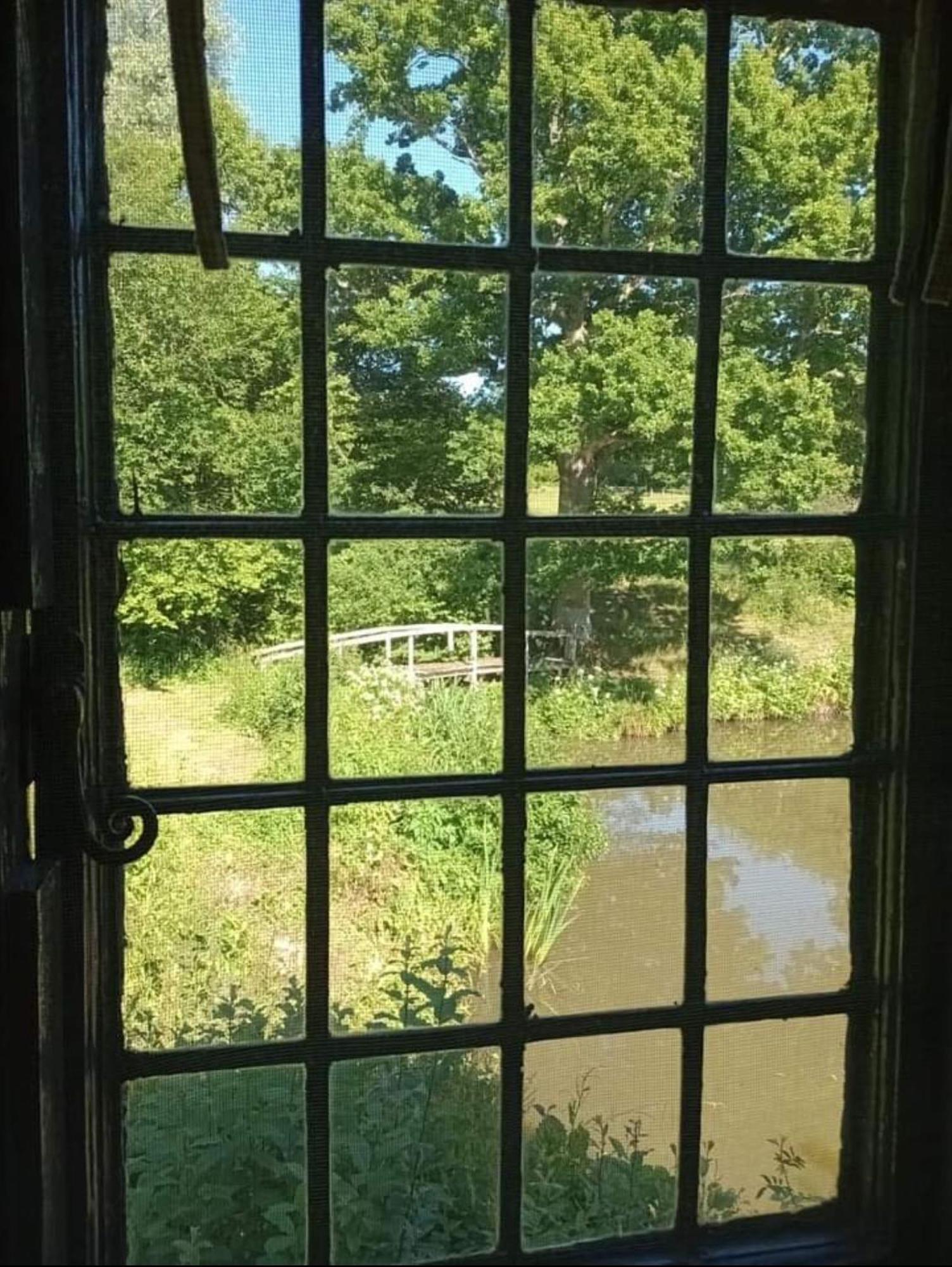 Snug & Secluded Lakeside Shepherds Hut 'Carp' Uckfield Bagian luar foto