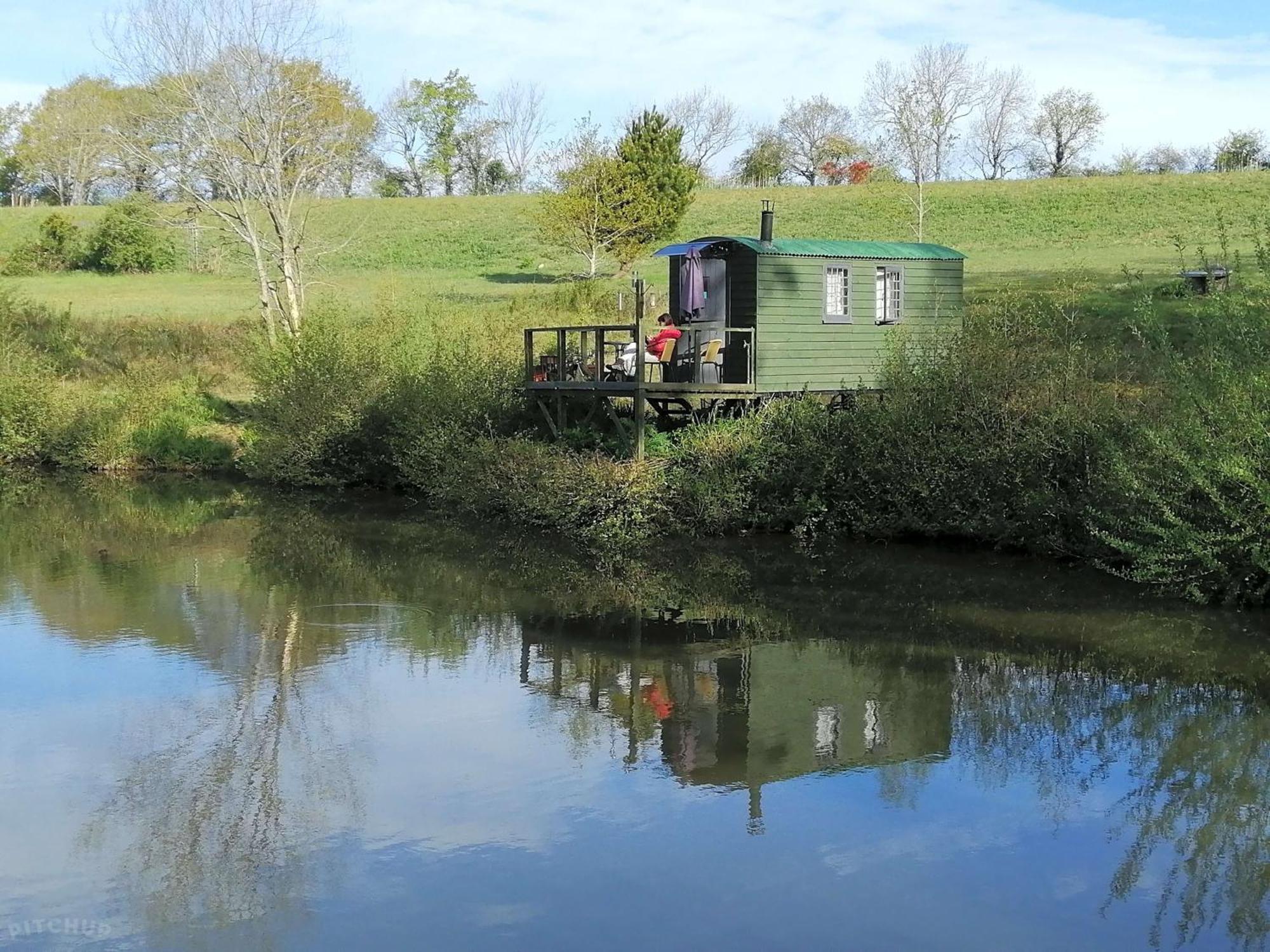Snug & Secluded Lakeside Shepherds Hut 'Carp' Uckfield Bagian luar foto