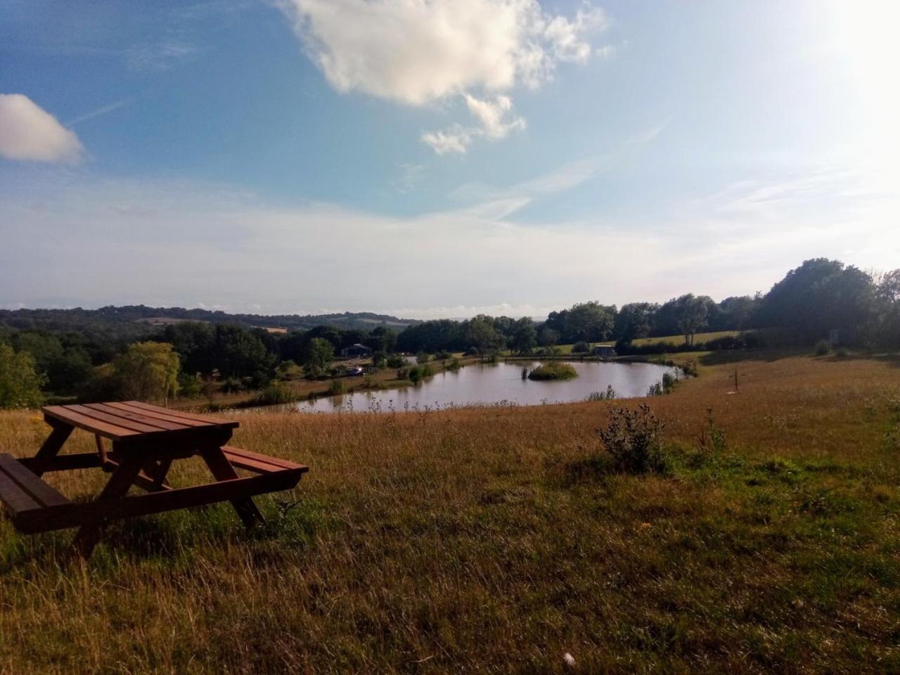 Snug & Secluded Lakeside Shepherds Hut 'Carp' Uckfield Bagian luar foto